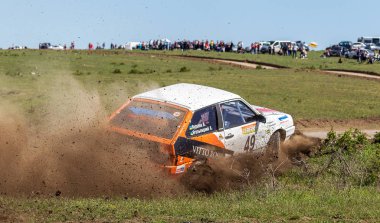 Odessa, Ukrayna - 17 Nisan 2016: Üzerinde bir mini ralli Kupası Limanov Severin güneşli bir gün pitoresk bozkır alanı'nda Ukrayna Şampiyonası