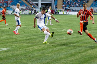 Odessa, Ukrayna - 14 Ağustos 2015: Fc Shakhtar Donetsk ve Fc Dnipro Dnipropetrovsk Ukrayna Kupası maçında top için kavga ediyorlar. Ayrıntı oyunun.