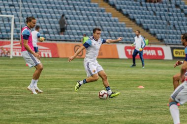 Odessa, Ukrayna - 3 Ağustos 2018: Futbolcular, Fc Djurgardens Eğer İsveç Melkemichel özcan sırasında oyun Uefa Avrupa Ligi 2018 Fc Mariupol (Ukrayna) ile futbol sahada. Futbol oyuncular Tren