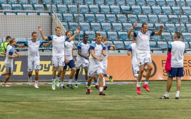 Odessa, Ukrayna - 3 Ağustos 2018: Futbolcular, Fc Djurgardens Eğer İsveç Melkemichel özcan sırasında oyun Uefa Avrupa Ligi 2018 Fc Mariupol (Ukrayna) ile futbol sahada. Futbol oyuncular Tren
