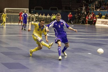 Odessa, Ukrayna - 12 Nisan 2016: Dünya Kupası play-off maçı Ukrayna - Slovakiya. Futsal oynuyor. Modern Bahçesi kapsayan spor salonu büyük sahnede mini futbol