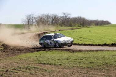 Odessa, Ukrayna - 17 Nisan 2016: Üzerinde bir mini ralli Kupası Limanov Severin güneşli bir gün pitoresk bozkır alanı'nda Ukrayna Şampiyonası