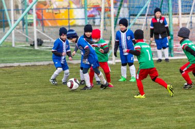 Odessa, Ukrayna 0 1 Nisan 2018: genç çocuklar için oyun spor eğitimi. Futbol futbol çocuklar için oyun. Üniformalı çalıştıran ve futbol oynarken spor kulübü, futbol oyuncuları genç oyuncular