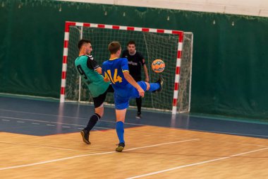 Odessa, Ukrayna - 28 Temmuz 2018: Parke zemin üzerinde bir futsal futsal turnuvasında oynayan yerel takım kimliği belirsiz oyuncular. doğru anı kapalı odada, futsal futbolun bir spor oyunu