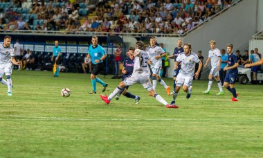 Odessa, Ukrayna - 3 Ağustos 2018: duygusal futbol taraftarları destek ekibi stadyumunda futbol kulübü Djurgardens Eğer İsveç oyun Uefa Avrupa Ligi oyun sırasında. Kalabalık futbol taraftarları Stadyumu futbol