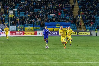 Odessa, Ukrayna -24 Mart 2016: Dostluk maçı (sarı) Ukrayna Millî Futbol takımı ve Kıbrıs (mavi) Milli takımı arasında. Yoğun maç oyun an.
