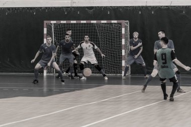 Odessa, Ukrayna - 28 Temmuz 2018: Parke zemin üzerinde bir futsal futsal turnuvasında oynayan yerel takım kimliği belirsiz oyuncular. doğru anı kapalı odada, futsal futbolun bir spor oyunu