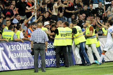 Odessa, Ukrayna - 10 Temmuz 2013: oyun alanı, 10 Temmuz 2013, Odessa, Ukrayna üzerinde oyun Shakhtar Donetsk ve Chernomorets sırasında duygusal futbolseverleri ultras ayaklandı
