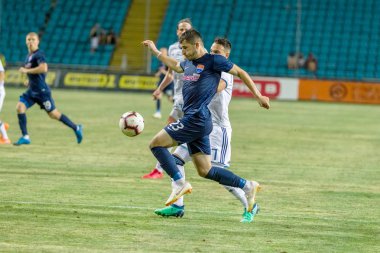 Odessa, Ukrayna - 3 Ağustos 2018: duygusal futbol taraftarları destek ekibi stadyumunda futbol kulübü Djurgardens Eğer İsveç oyun Uefa Avrupa Ligi oyun sırasında. Kalabalık futbol taraftarları Stadyumu futbol