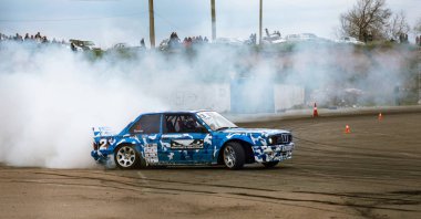 Odessa, Ukrayna -23 Nisan 2017: Combat drifters yerel sürüklenen yarışmalar. Gösteri yasadışı bir platform üzerinde sürüklenen. Binici profesyonel olarak otomatik yarışmalarda driftig yeterlilik yarışta parça geçmek