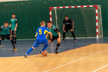 Odessa, Ukrayna - 28 Temmuz 2018: Parke zemin üzerinde bir futsal futsal turnuvasında oynayan yerel takım kimliği belirsiz oyuncular. doğru anı kapalı odada, futsal futbolun bir spor oyunu