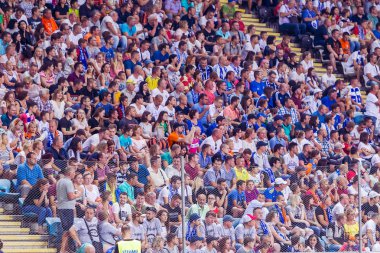 Odessa, Ukrayna 23 Temmuz 2018: Bir kalabalık futbol stadyumu. Ziyaret edenler stadyum standları dolu. Stadyumda futbol taraftarları. Taraftar standları sevinç, hafif ateş ve dalgalanan bayrak.