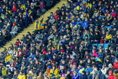 Odessa, Ukrayna - 24 Mart 2016: Futbol taraftarları ve seyirci stadyum standları duygusal onların Ukrayna ve Kıbrıs Milli takım maç sırasında destek ekibi. Duygular, el fenerleri, duman, çığlıkları