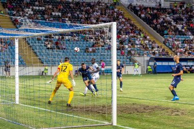 Odessa, Ukrayna - 3 Ağustos 2018: duygusal futbol taraftarları destek ekibi stadyumunda futbol kulübü Djurgardens Eğer İsveç oyun Uefa Avrupa Ligi oyun sırasında. Kalabalık futbol taraftarları Stadyumu futbol