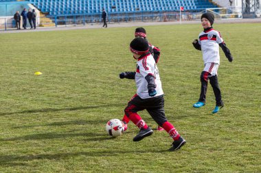 Odessa, Ukrayna 0 1 Nisan 2018: genç çocuklar için oyun spor eğitimi. Futbol futbol çocuklar için oyun. Üniformalı çalıştıran ve futbol oynarken spor kulübü, futbol oyuncuları genç oyuncular