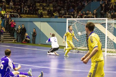 Odessa, Ukrayna - 12 Nisan 2016: Dünya Kupası play-off maçı Ukrayna - Slovakiya. Futsal oynuyor. Modern Bahçesi kapsayan spor salonu büyük sahnede mini futbol