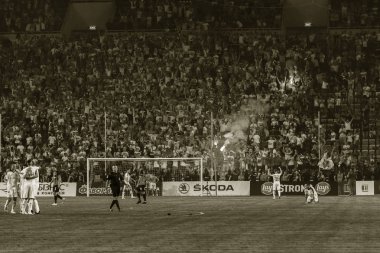 Odessa, Ukrayna-July2, 2018: fanatik hayranları standları ebedi rakip oyun sırasında. Raflar taraftarlara mutlu, yangın ve dalgalanan bayrak ile kızdırma. Ateşli gösteri Stadyumu'nda. Holigan hafif ateşli flashe hayranları