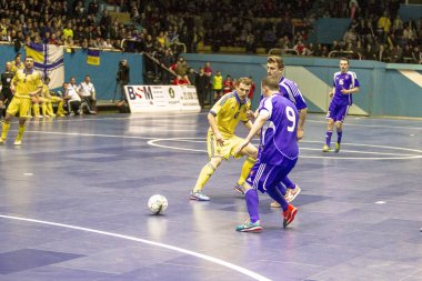 Odessa, Ukrayna - 12 Nisan 2016: Dünya Kupası play-off maçı Ukrayna - Slovakiya. Futsal oynuyor. Modern Bahçesi kapsayan spor salonu büyük sahnede mini futbol