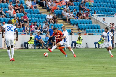 Odessa, Ukrayna - 14 Ağustos 2015: Fc Shakhtar Donetsk ve Fc Dnipro Dnipropetrovsk Ukrayna Kupası maçında top için kavga ediyorlar. Ayrıntı oyunun.