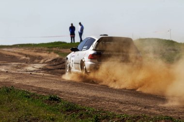 Odessa, Ukrayna - 17 Nisan 2016: Üzerinde bir mini ralli Kupası Limanov Severin güneşli bir gün pitoresk bozkır alanı'nda Ukrayna Şampiyonası