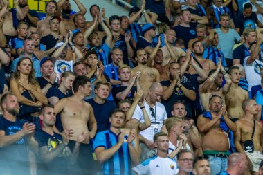 Odessa, Ukrayna - 3 Ağustos 2018: duygusal futbol taraftarları destek ekibi stadyumunda futbol kulübü Djurgardens Eğer İsveç oyun Uefa Avrupa Ligi oyun sırasında. Kalabalık futbol taraftarları Stadyumu futbol