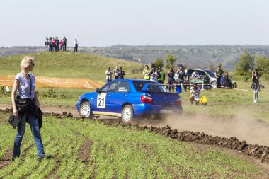 Odessa, Ukrayna - 17 Nisan 2016: Üzerinde bir mini ralli Kupası Limanov Severin güneşli bir gün pitoresk bozkır alanı'nda Ukrayna Şampiyonası