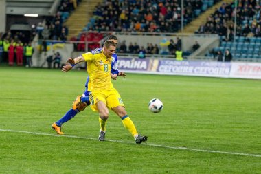 Odessa, Ukrayna -24 Mart 2016: Dostluk maçı (sarı) Ukrayna Millî Futbol takımı ve Kıbrıs (mavi) Milli takımı arasında. Yoğun maç oyun an.