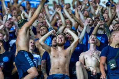 Odessa, Ukrayna - 3 Ağustos 2018: duygusal futbol taraftarları destek ekibi stadyumunda futbol kulübü Djurgardens Eğer İsveç oyun Uefa Avrupa Ligi oyun sırasında. Kalabalık futbol taraftarları Stadyumu futbol