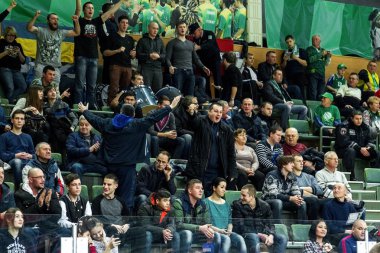 Odessa, Ukrayna - 25 Aralık 2015: Basketbol takımı ve tribünlerde seyirci hayranları onların takım sırasında yoğun bir derby duygusal destek. Stadyum. Basketbol kulübü