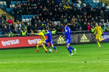 Odessa, Ukrayna -24 Mart 2016: Dostluk maçı (sarı) Ukrayna Millî Futbol takımı ve Kıbrıs (mavi) Milli takımı arasında. Yoğun maç oyun an.