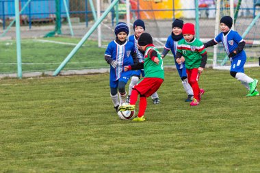 Odessa, Ukrayna 0 1 Nisan 2018: genç çocuklar için oyun spor eğitimi. Futbol futbol çocuklar için oyun. Üniformalı çalıştıran ve futbol oynarken spor kulübü, futbol oyuncuları genç oyuncular