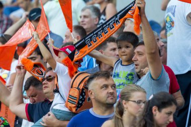 Odessa, Ukrayna - 14 Ağustos, 2015: futbol taraftarları ve seyirci stadyum standları duygusal Fc Shakhtar (Donetsk) - Dnipro (Dnipropetrovsk) oyun sırasında onların takım destekler. Major League. Ukrayna Kupası