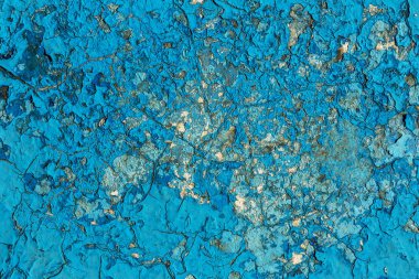 Eski boyalı mavi soyulmuş iç duvar arka plan yıpranmış. Kuşbaşı eski püskü duvarı yıkık sıva katmanı doku ile kırık. Soyut Mavi beyaz yatay boş duvar kağıdı. Soyut Web Banner