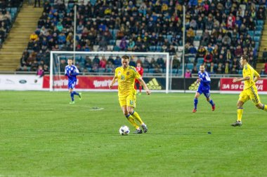 Odessa, Ukrayna -24 Mart 2016: Dostluk maçı (sarı) Ukrayna Millî Futbol takımı ve Kıbrıs (mavi) Milli takımı arasında. Yoğun maç oyun an.