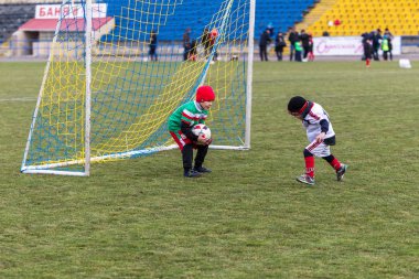 Odessa, Ukrayna 0 1 Nisan 2018: genç çocuklar için oyun spor eğitimi. Futbol futbol çocuklar için oyun. Üniformalı çalıştıran ve futbol oynarken spor kulübü, futbol oyuncuları genç oyuncular
