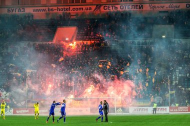 Odessa, Ukrayna -24 Mart 2016: Dostluk maçı (sarı) Ukrayna Millî Futbol takımı ve Kıbrıs (mavi) Milli takımı arasında. Yoğun maç oyun an.