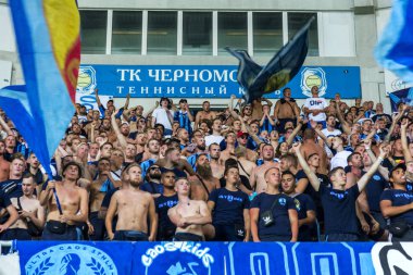 Odessa, Ukrayna - 3 Ağustos 2018: duygusal futbol taraftarları destek ekibi stadyumunda futbol kulübü Djurgardens Eğer İsveç oyun Uefa Avrupa Ligi oyun sırasında. Kalabalık futbol taraftarları Stadyumu futbol