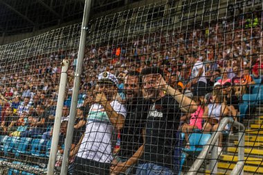 Odessa, Ukrayna 23 Temmuz 2018: Bir kalabalık futbol stadyumu. Ziyaret edenler stadyum standları dolu. Stadyumda futbol taraftarları. Taraftar standları sevinç, hafif ateş ve dalgalanan bayrak.