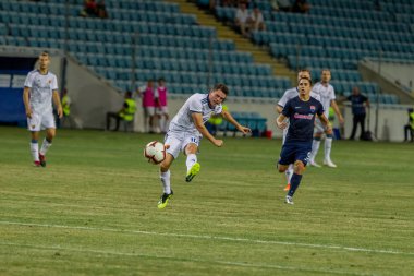 Odessa, Ukrayna - 3 Ağustos 2018: duygusal futbol taraftarları destek ekibi stadyumunda futbol kulübü Djurgardens Eğer İsveç oyun Uefa Avrupa Ligi oyun sırasında. Kalabalık futbol taraftarları Stadyumu futbol