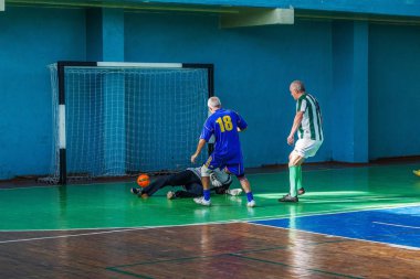 Odessa, Ukrayna -11 Eylül 2016: mini-futbol spor, sporcular büyük 60 + ve 40 + gazileri arasında Ukrayna Kupası. Oyun Futsal Şampiyonası puan. Oyunu mini futbol
