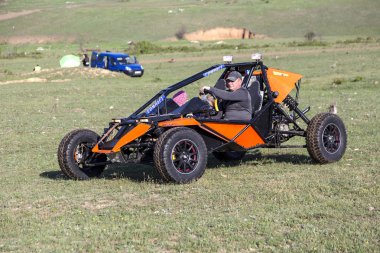 Odessa, Ukrayna - 17 Nisan 2016: Üzerinde bir mini ralli Kupası Limanov Severin güneşli bir gün pitoresk bozkır alanı'nda Ukrayna Şampiyonası