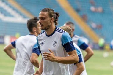 Odessa, Ukrayna - 3 Ağustos 2018: Futbolcular, Fc Djurgardens Eğer İsveç Melkemichel özcan sırasında oyun Uefa Avrupa Ligi 2018 Fc Mariupol (Ukrayna) ile futbol sahada. Futbol oyuncular Tren