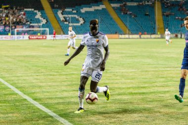 Odessa, Ukrayna - 3 Ağustos 2018: duygusal futbol taraftarları destek ekibi stadyumunda futbol kulübü Djurgardens Eğer İsveç oyun Uefa Avrupa Ligi oyun sırasında. Kalabalık futbol taraftarları Stadyumu futbol