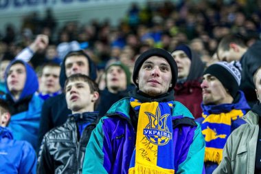 Odessa, Ukrayna - 24 Mart 2016: Futbol taraftarları ve seyirci stadyum standları duygusal onların Ukrayna ve Kıbrıs Milli takım maç sırasında destek ekibi. Duygular, el fenerleri, duman, çığlıkları