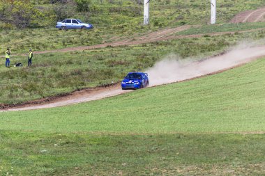 Odessa, Ukrayna - 17 Nisan 2016: Üzerinde bir mini ralli Kupası Limanov Severin güneşli bir gün pitoresk bozkır alanı'nda Ukrayna Şampiyonası