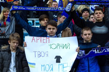 Odessa, Ukrayna 03/17/2018: stadyum tribünlerde seyirci. Stadyumda futbol taraftarları. Mutlu ve sallayarak flamalar Fc Chernomorets rafları fanlar bulunmaktadır