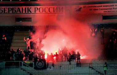 Odessa, Ukrayna - 10 Temmuz 2013: duygusal futbol taraftarları Stadı nda futbol kulübü Chernomorets, 10 Temmuz 2013, Odessa, Ukrayna bir oyun sırasında destek