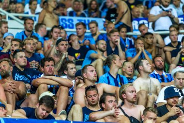 Odessa, Ukrayna - 3 Ağustos 2018: duygusal futbol taraftarları destek ekibi stadyumunda futbol kulübü Djurgardens Eğer İsveç oyun Uefa Avrupa Ligi oyun sırasında. Kalabalık futbol taraftarları Stadyumu futbol