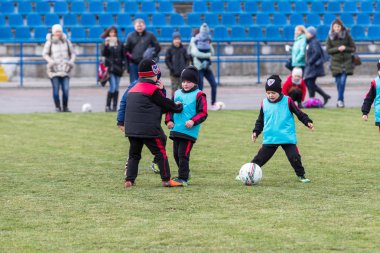 Odessa, Ukrayna 0 1 Nisan 2018: genç çocuklar için oyun spor eğitimi. Futbol futbol çocuklar için oyun. Üniformalı çalıştıran ve futbol oynarken spor kulübü, futbol oyuncuları genç oyuncular