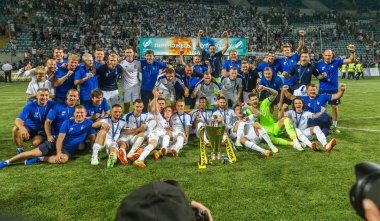 Odessa, Ukrayna - 21 Temmuz 2018: Dinamo oyuncular için Ukrayna Super Kupası maçında zafer kutlamak. Futbolcular zafer ve ödüllendirici kupa kutlama.